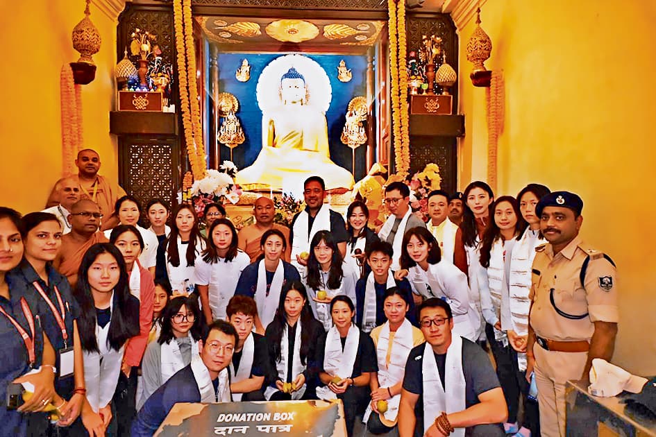 Gaya News : चीन की खिलाड़ियों ने महाबोधि मंदिर में की पूजा-अर्चना