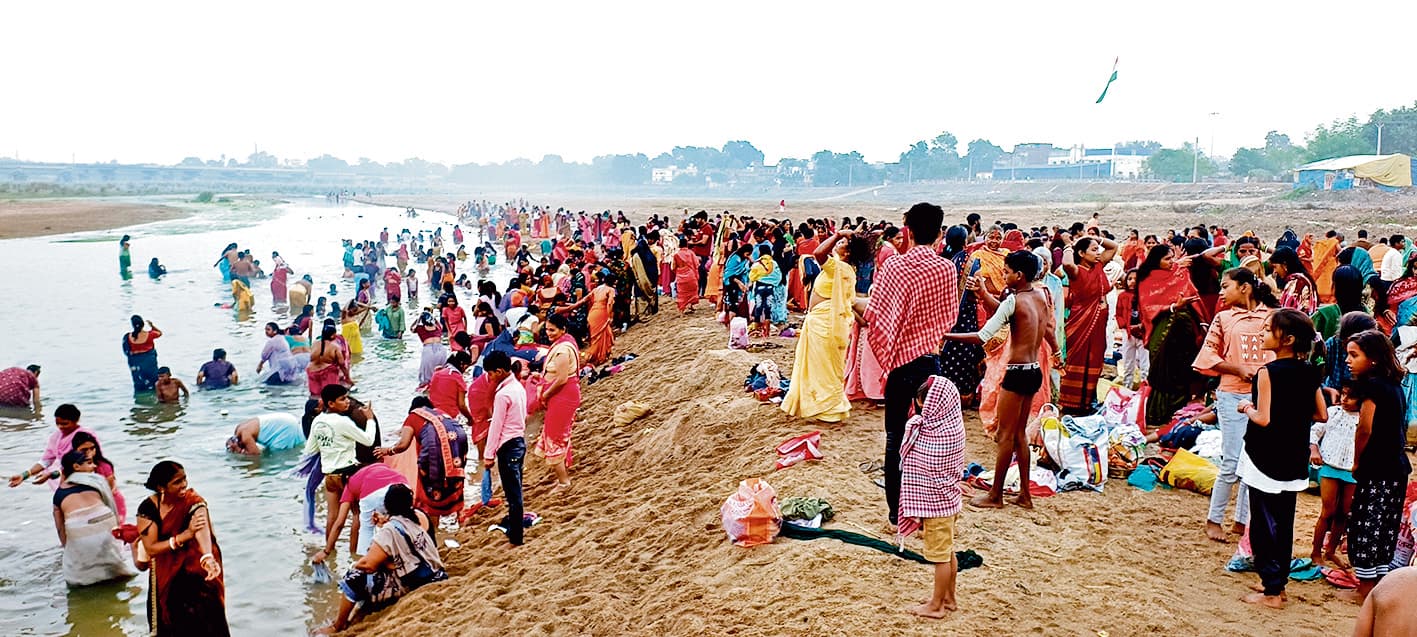 Gaya News : कार्तिक पूर्णिमा के अवसर पर शेरघाटी के मोरहर नदी में लगायी आस्था की डुबकी