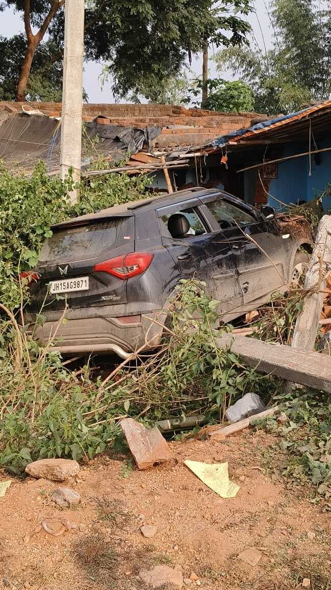 कार का संतुलन बिगड़ा, घर की दीवार में धक्का मारने से चालक घायल, वाहन क्षतिग्रस्त