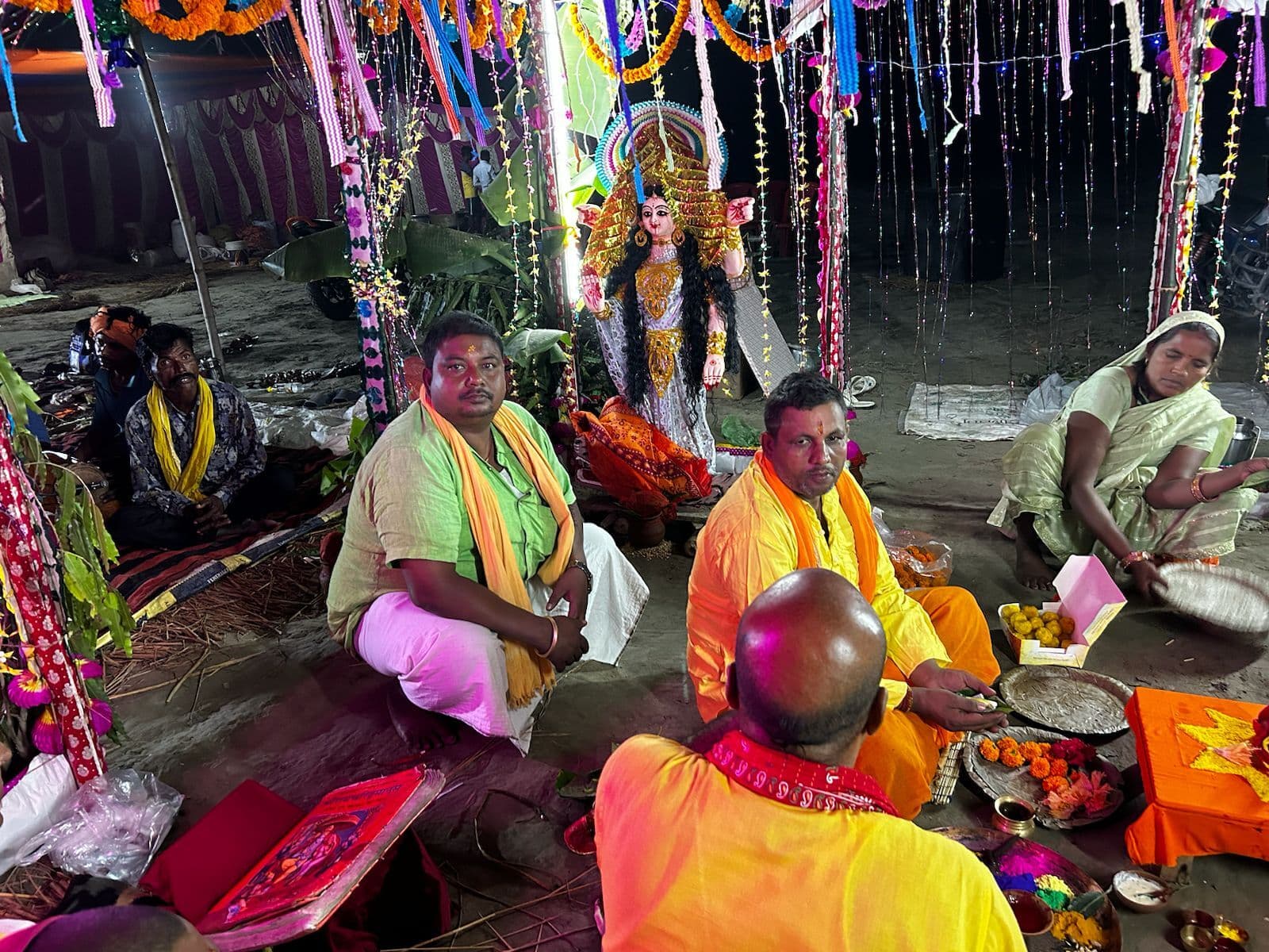 हर हर गंगे के जयघोष से गुंज उठा त्रिमोहनी संगम का उत्तरवाहिनी गंगा तट