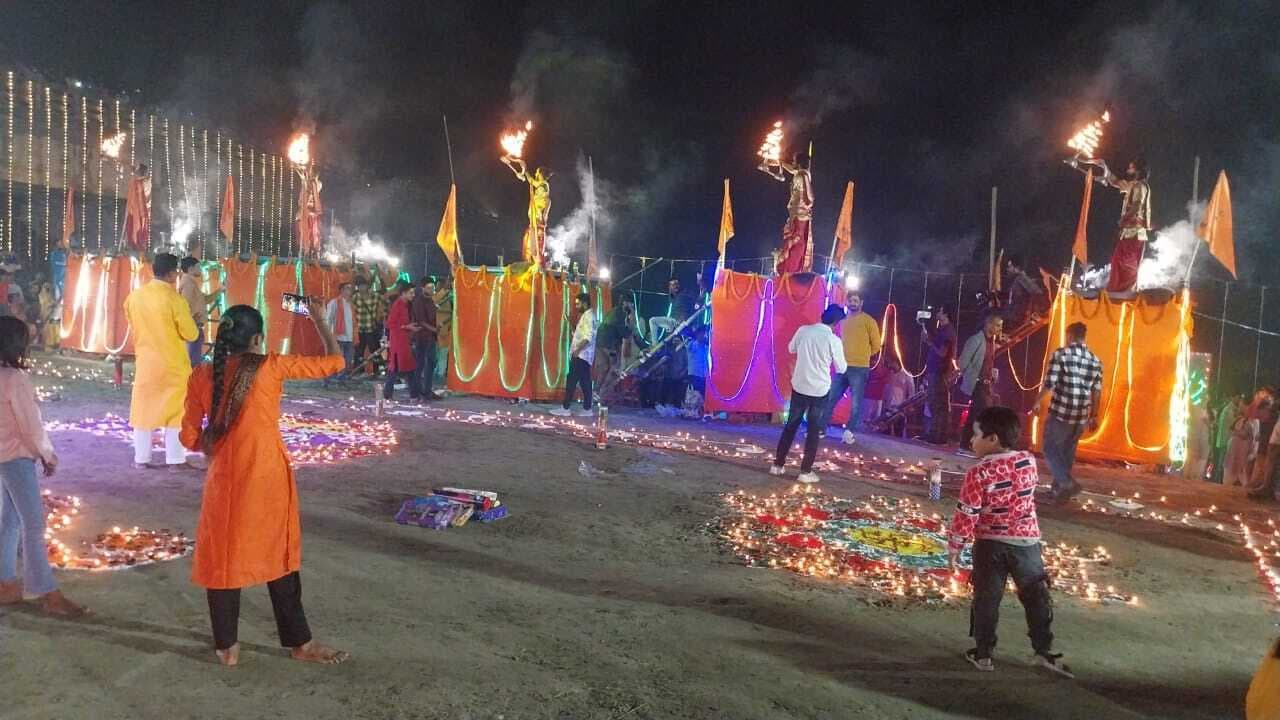 पांच हजार 51 दीपों से जगमगाया परमान नदी का त्रिसूलिया घाट