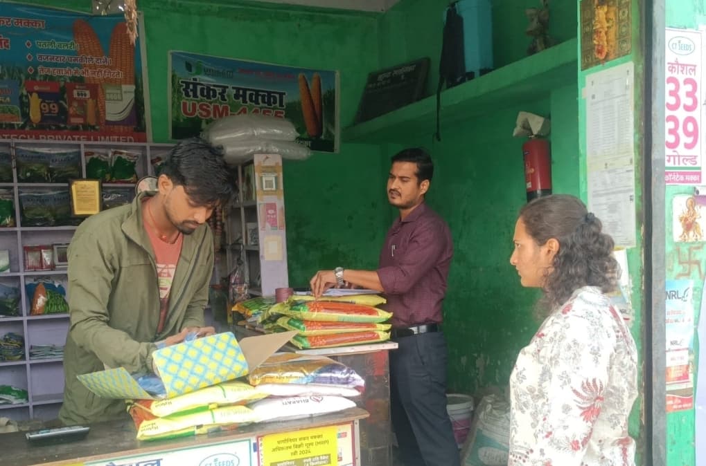 उचित मूल्य पर किसानों को दें खाद