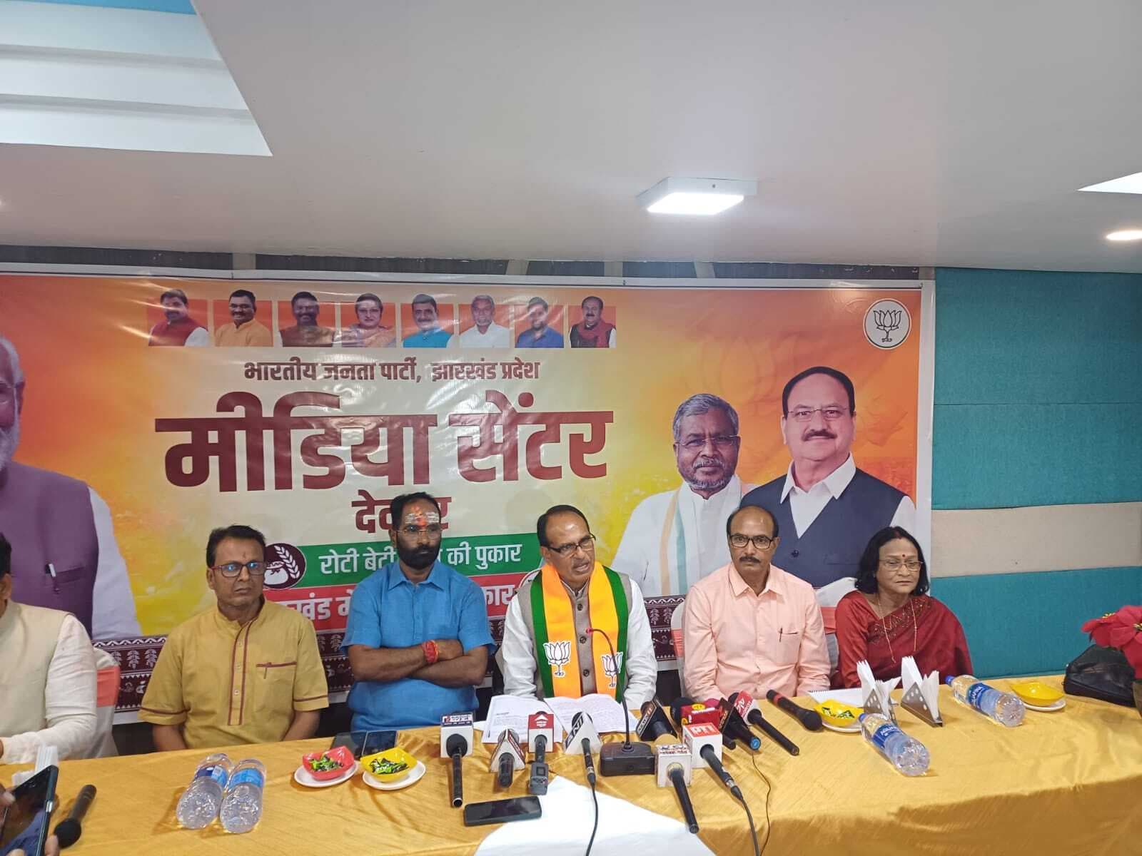 झामुमो व कांग्रेस हैं घुसपैठियों के संरक्षक : शिवराज