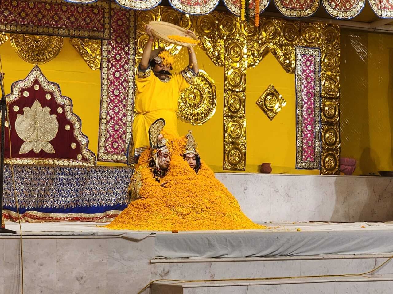 रिखियापीठ में रासलीला का समापन, लठमार व फूलों की खेली होली