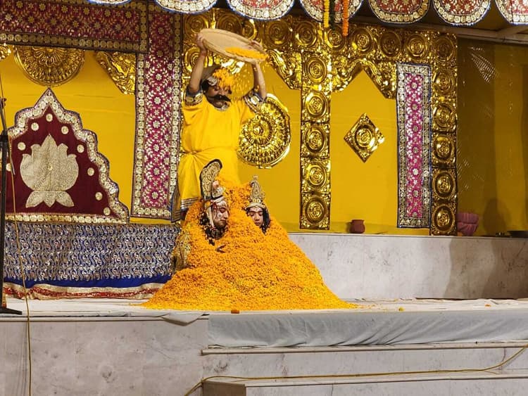 रिखियापीठ में रासलीला का समापन, लठमार व फूलों की खेली होली