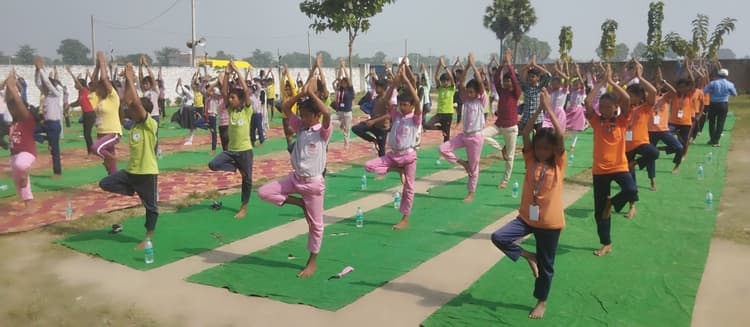 स्कूली बच्चों ने किया प्राणायाम का अभ्यास