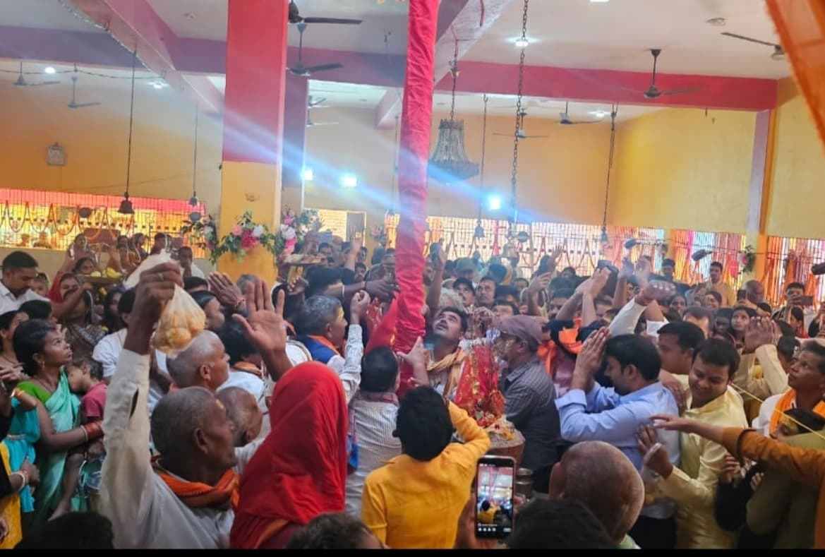 आस्था, संयम व समर्पण भाव से बाबा लक्ष्मीनारायण को अर्पित किया दहियौरी का नैवेद्य