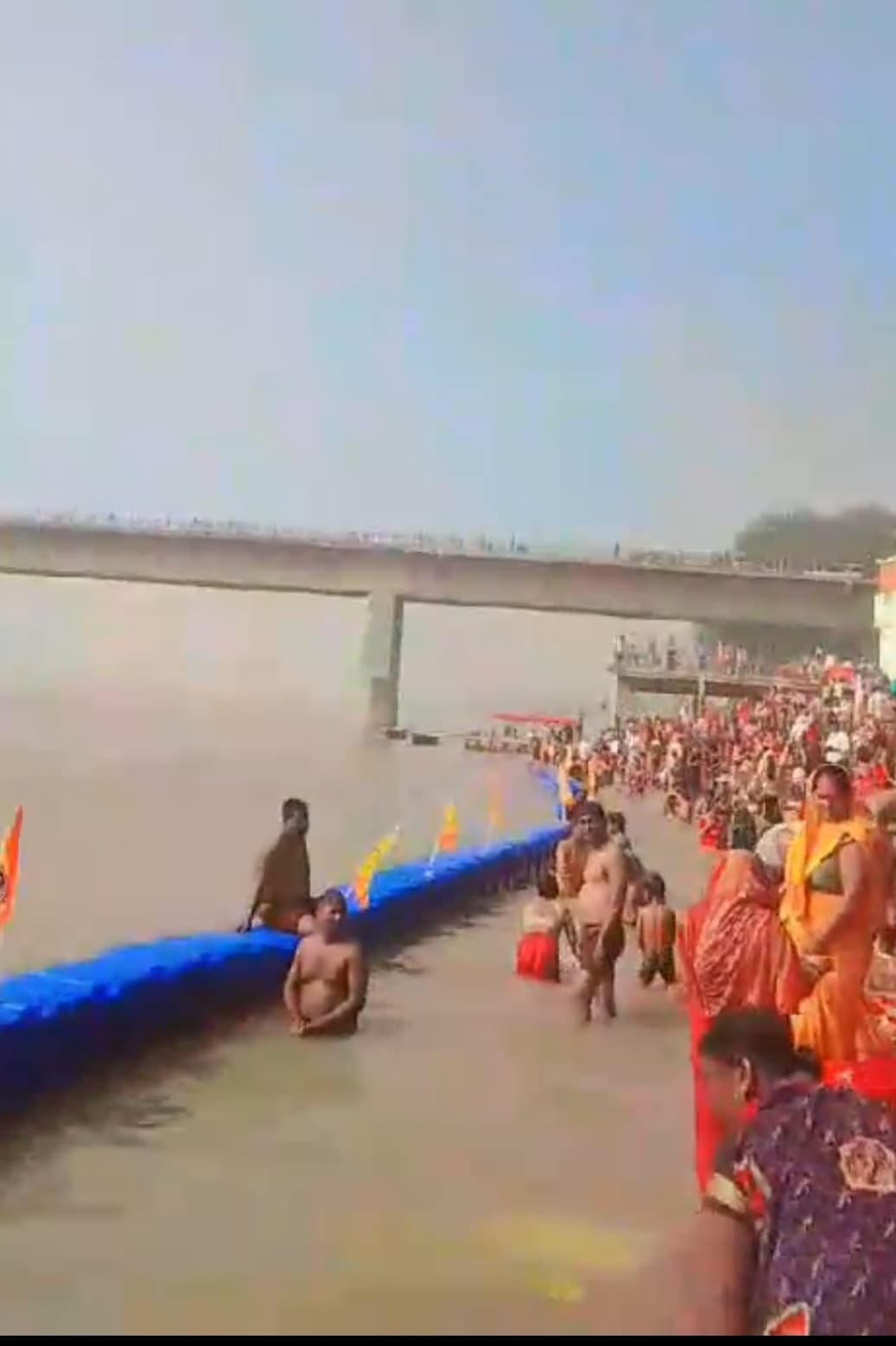 बिहार उत्तर प्रदेश बांसी धाम पर श्रद्धालुओं ने लगाई आस्था की डुबकी, किया दान पुण्य