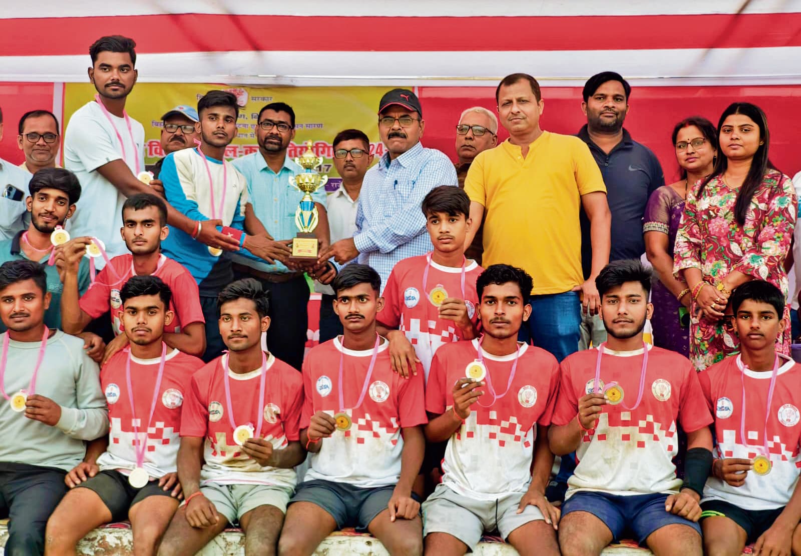 Chhapra News : अंडर -17 बालक वर्ग हैंडबॉल प्रतियोगिता में एकलव्य विजेता और सारण बना उपविजेता