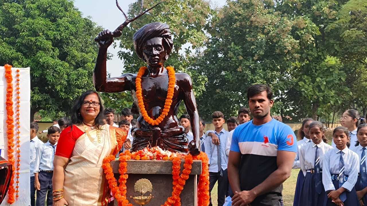 जेएनवी तांबाजोर में स्थापित की गयी बिरसा मुंडा की प्रतिमा