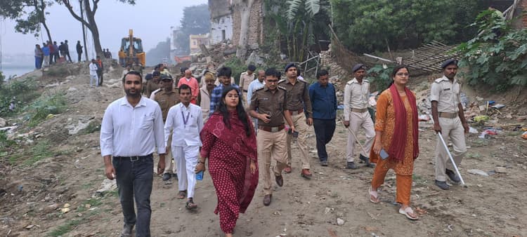 झील की अतिक्रमणकारियों पर चला बुलडोजर