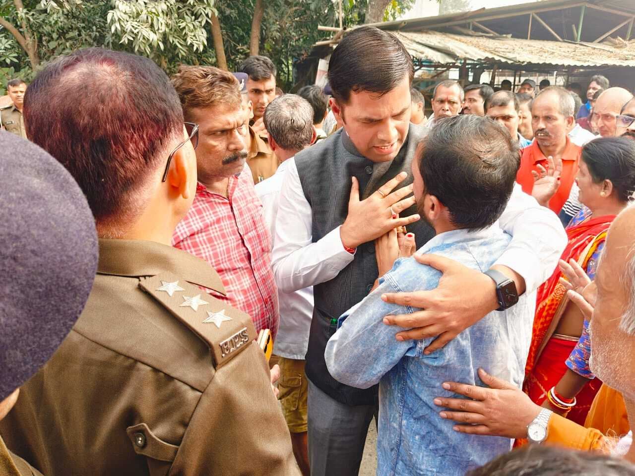 Madhubani News. डीएसपी व पुलिस बल के साथ भीड़ ने की धक्का मुक्की