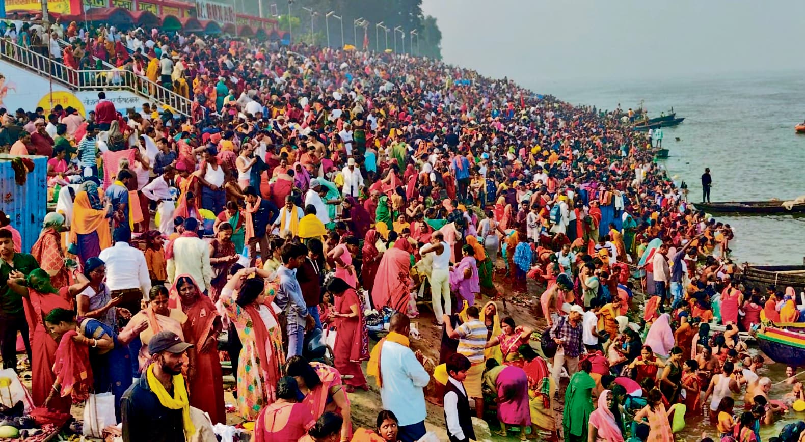 कार्तिक पूर्णिमा पर लाखों श्रद्धालुअों ने लगायी गंगा में डुबकी