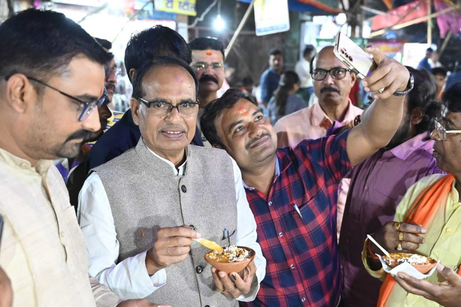 देवघर के बाजार में लोगों से मिले शिवराज, रबड़ी व चाय का उठाया लुत्फ