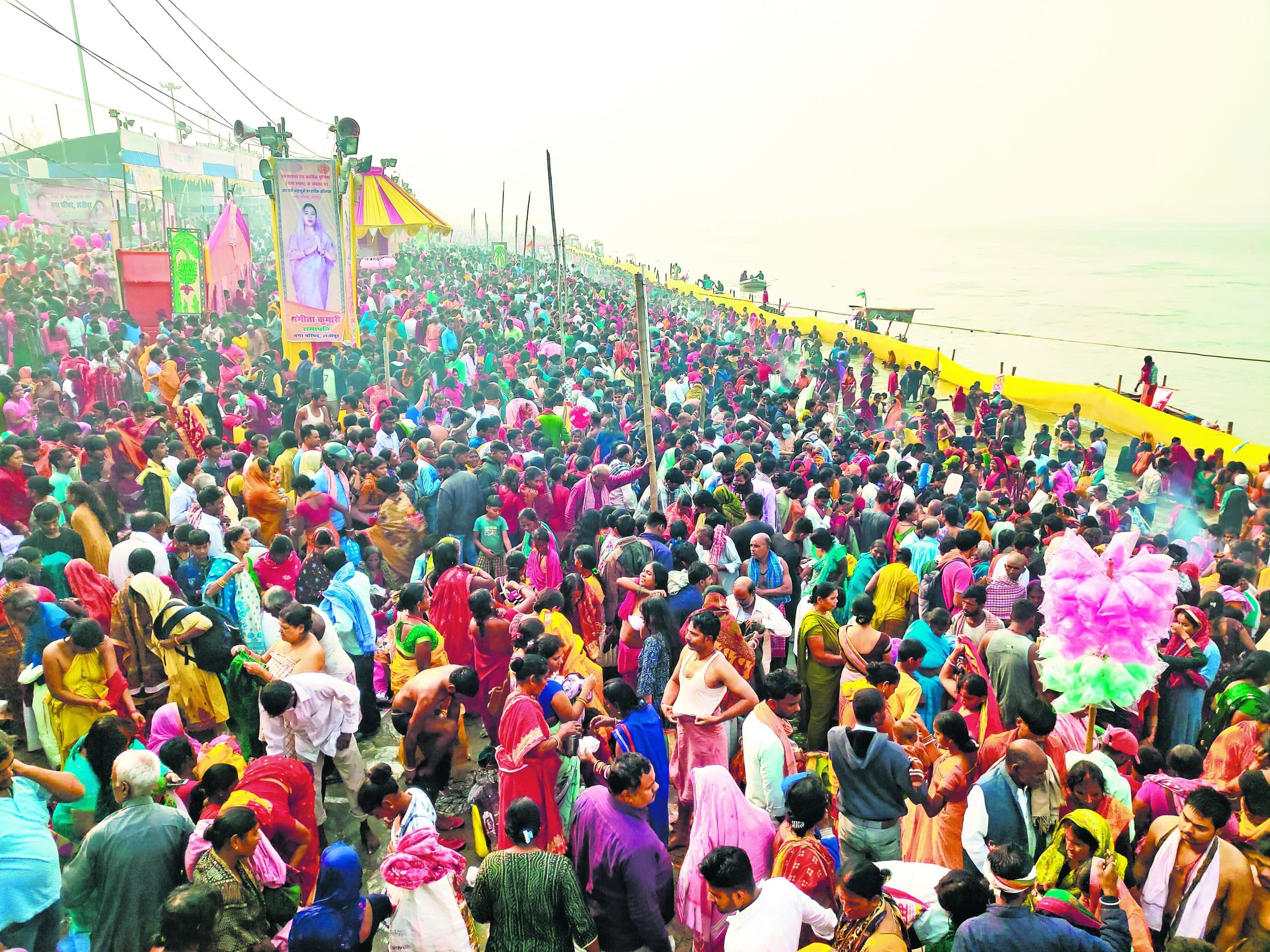 hajipur news. कार्तिक पूर्णिमा पर आस्था का उमड़ा सैलाब, लाखों लोगों ने संगम में लगायी डुबकी