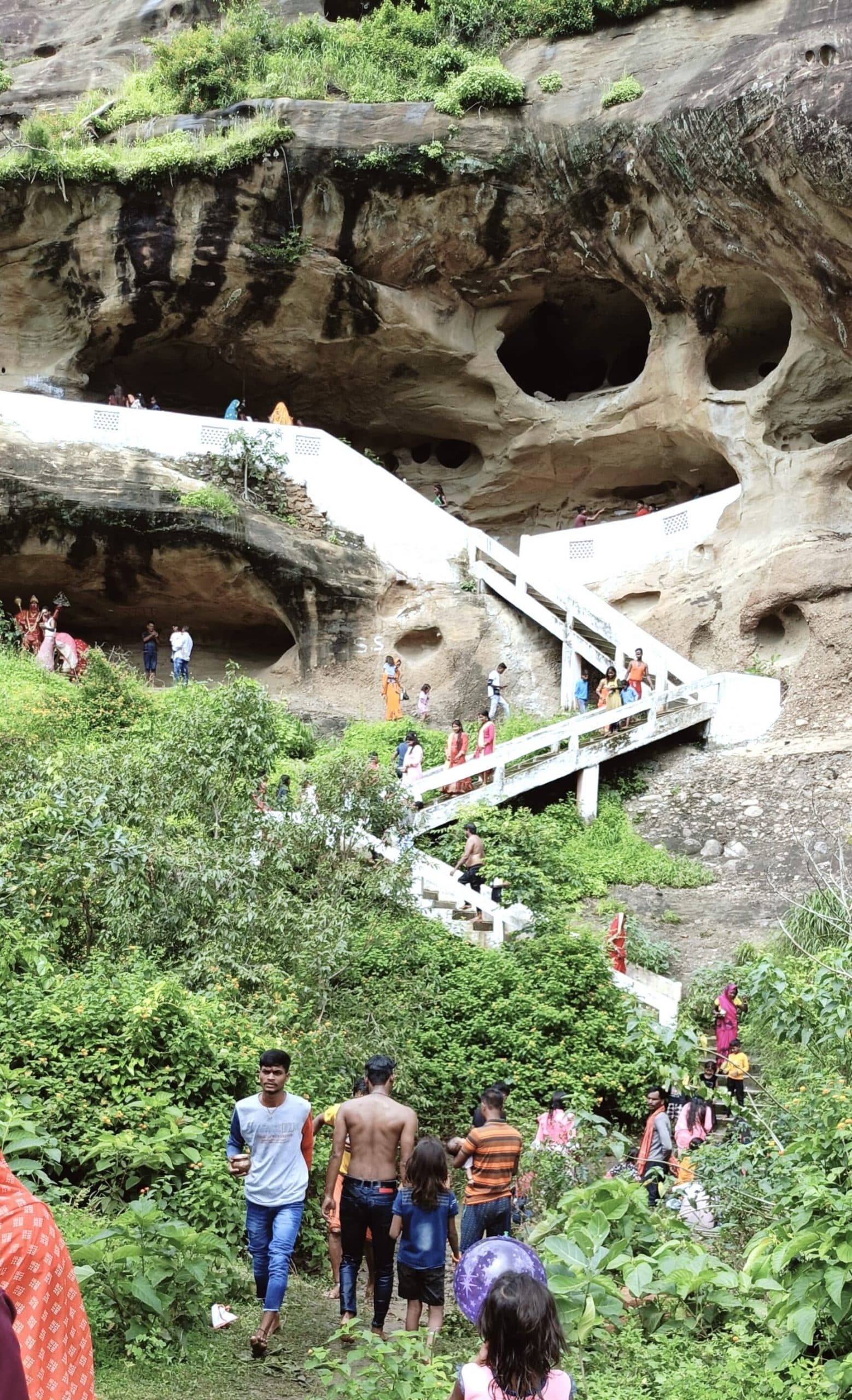 Giridih News : कबूतरी पहाड़ी शिवालय पहुंचा श्रद्धालुओं का जत्था