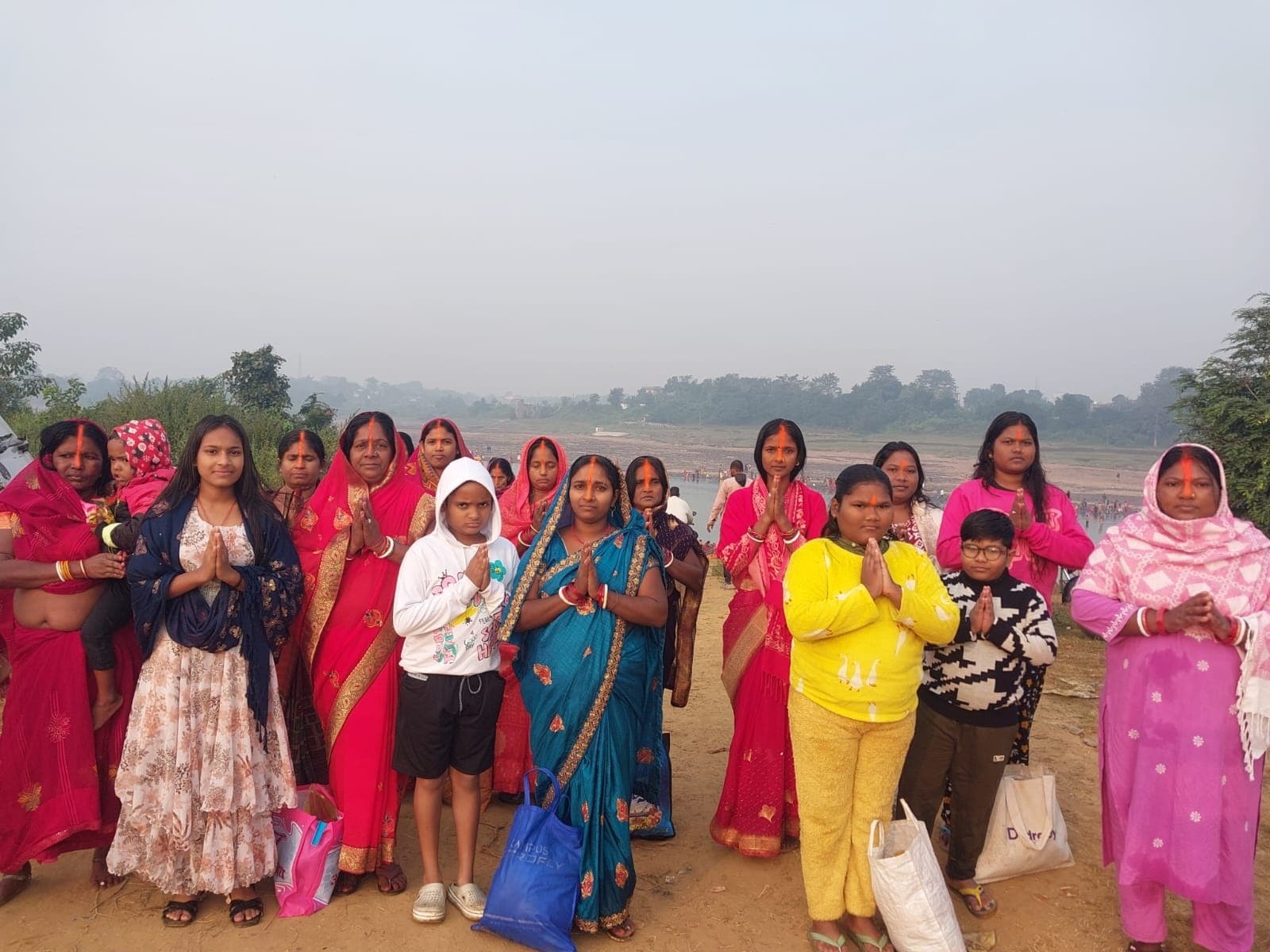 BOKARO NEWS : कार्तिक पूर्णिमा : नदी तट पर उमड़े श्रद्धालु