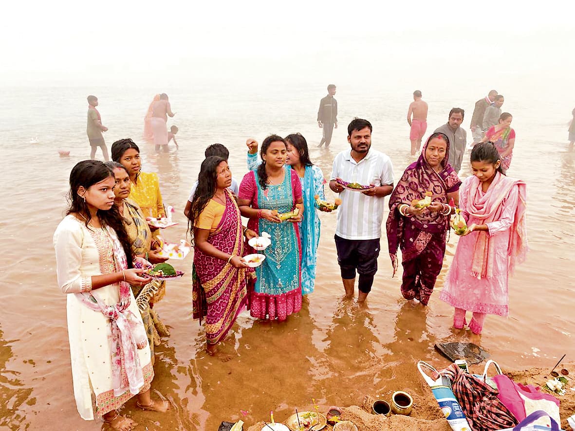Rourkela News: कार्तिक पूर्णिमा : घाटों पर उमड़ा जनसैलाब, नौका प्रवाहित कर पूजा-पाठ किया