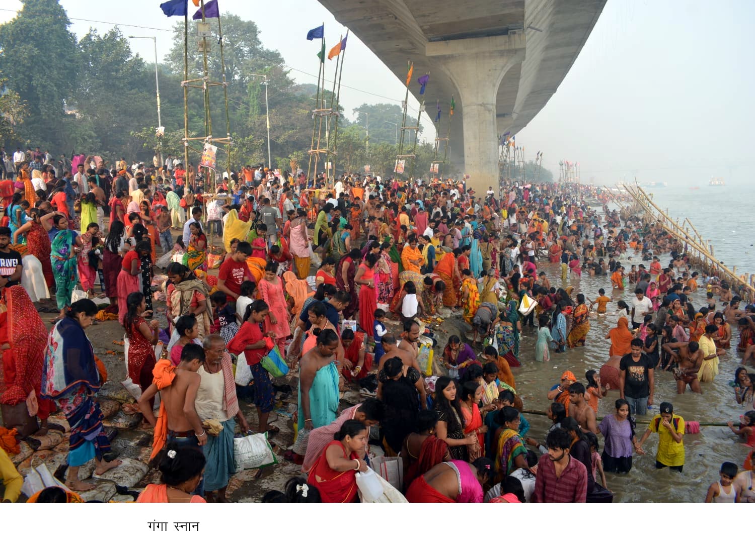 कार्तिक पूर्णिमा : श्रद्धालुओं ने गंगा घाटों पर लगायी आस्था की डुबकी