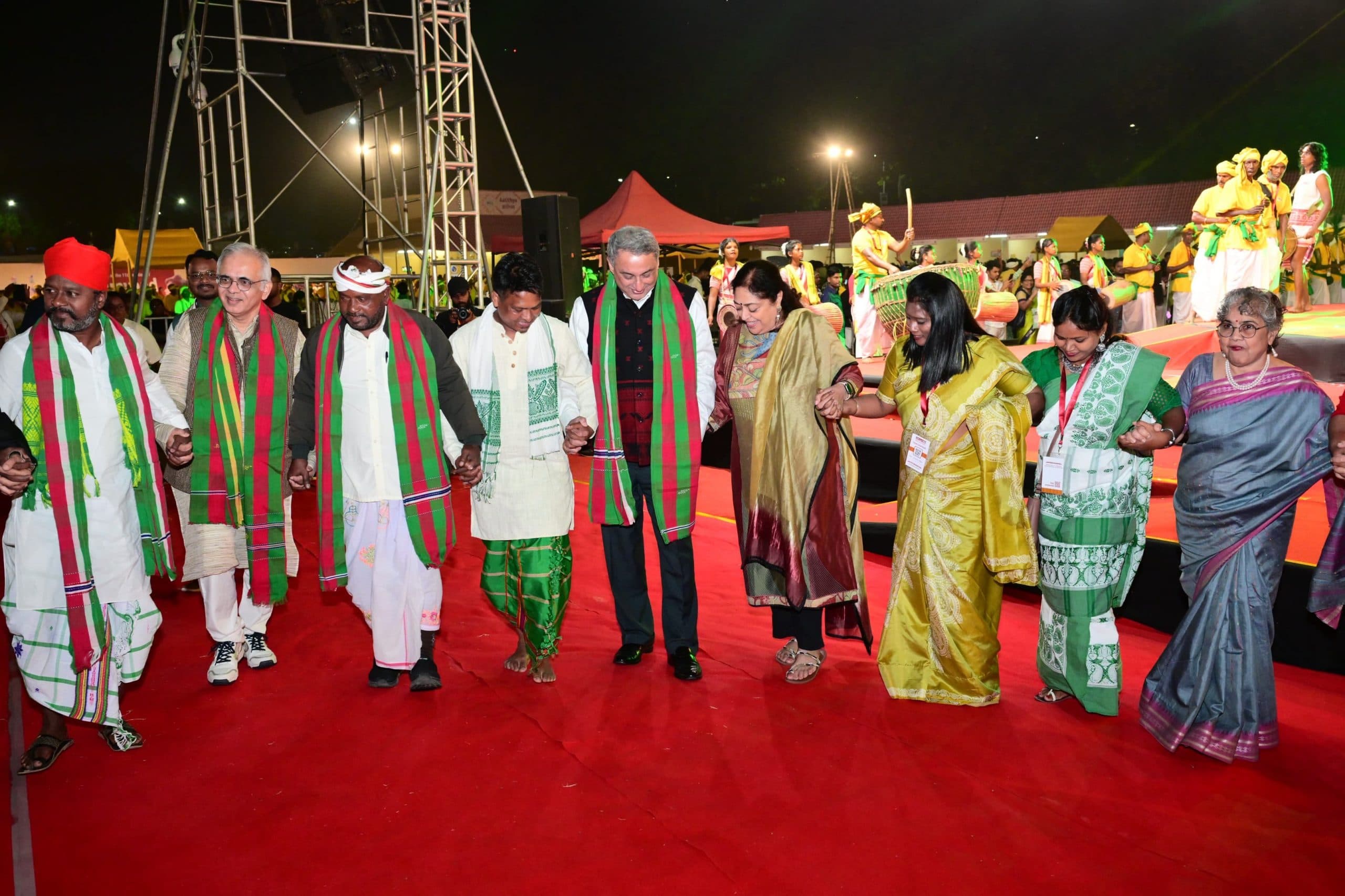 Jamshedpur News : 401 नगाड़ों की थाप से हुआ संवाद-ए ट्राइबल कॉन्क्लेव-2024 का आगाज