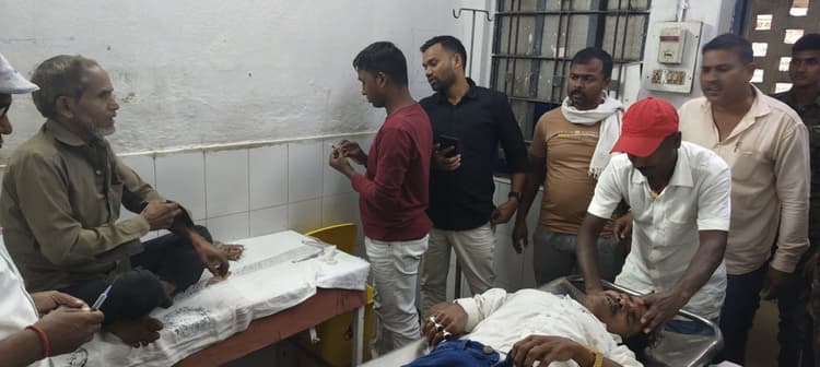 बाइक सवार को बचाने में पेड़ से टकराया वाहन, चार घायल