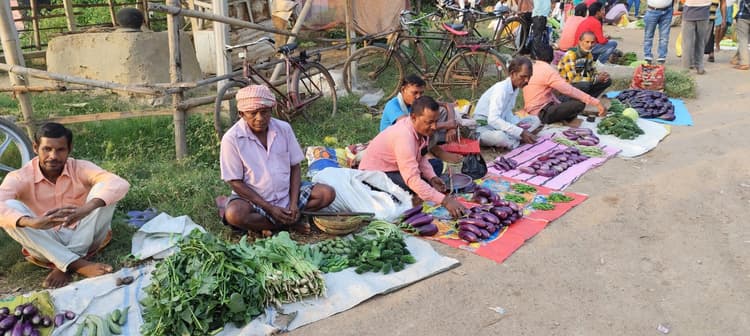Ghatshila News : महंगाई बिगाड़ रही सेहत, किलो में सब्जी खरीदने वाले पाव भर से ही चला रहे काम