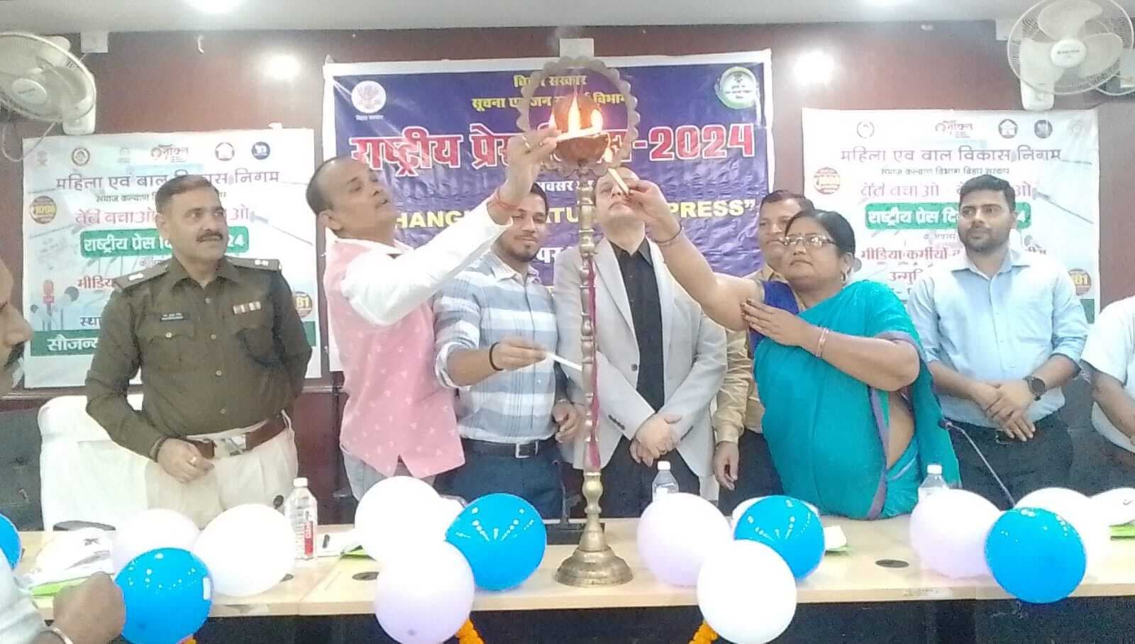 लोकतंत्र की मजबूती का आधार है मीडिया