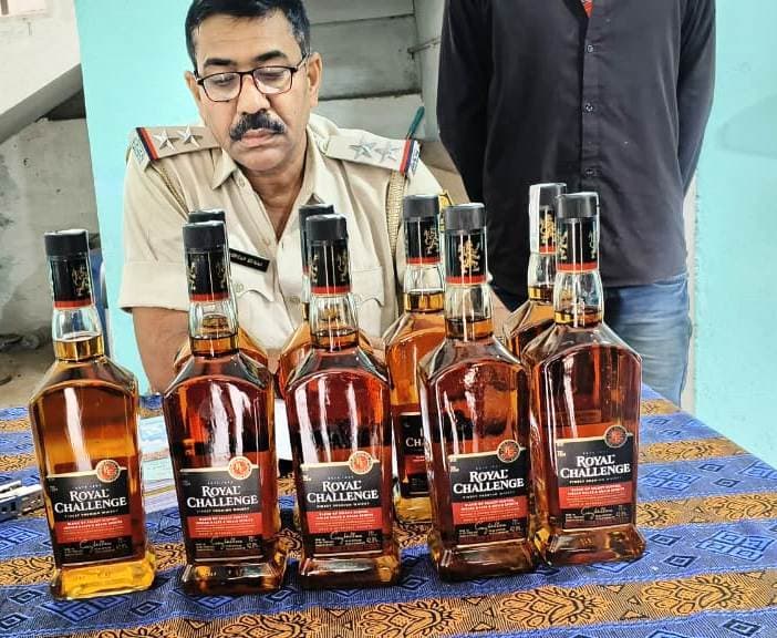 देवघर से तस्करी कर ला रहा था शराब, पुलिस ने नौ बोतल शराब के साथ किया गिरफ्तार