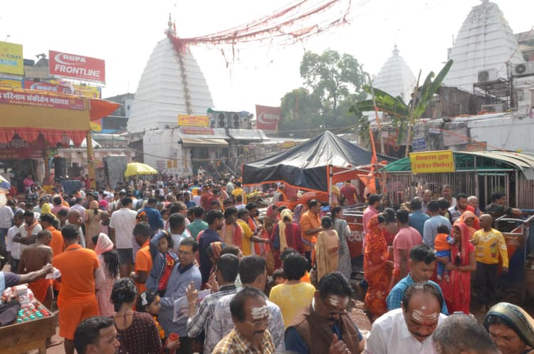 बाबा मंदिर में करीब 60 हजार श्रद्धालुओं ने की पूजा-अर्चना, कूपन लेकर भी लोगों ने किया जलार्पण