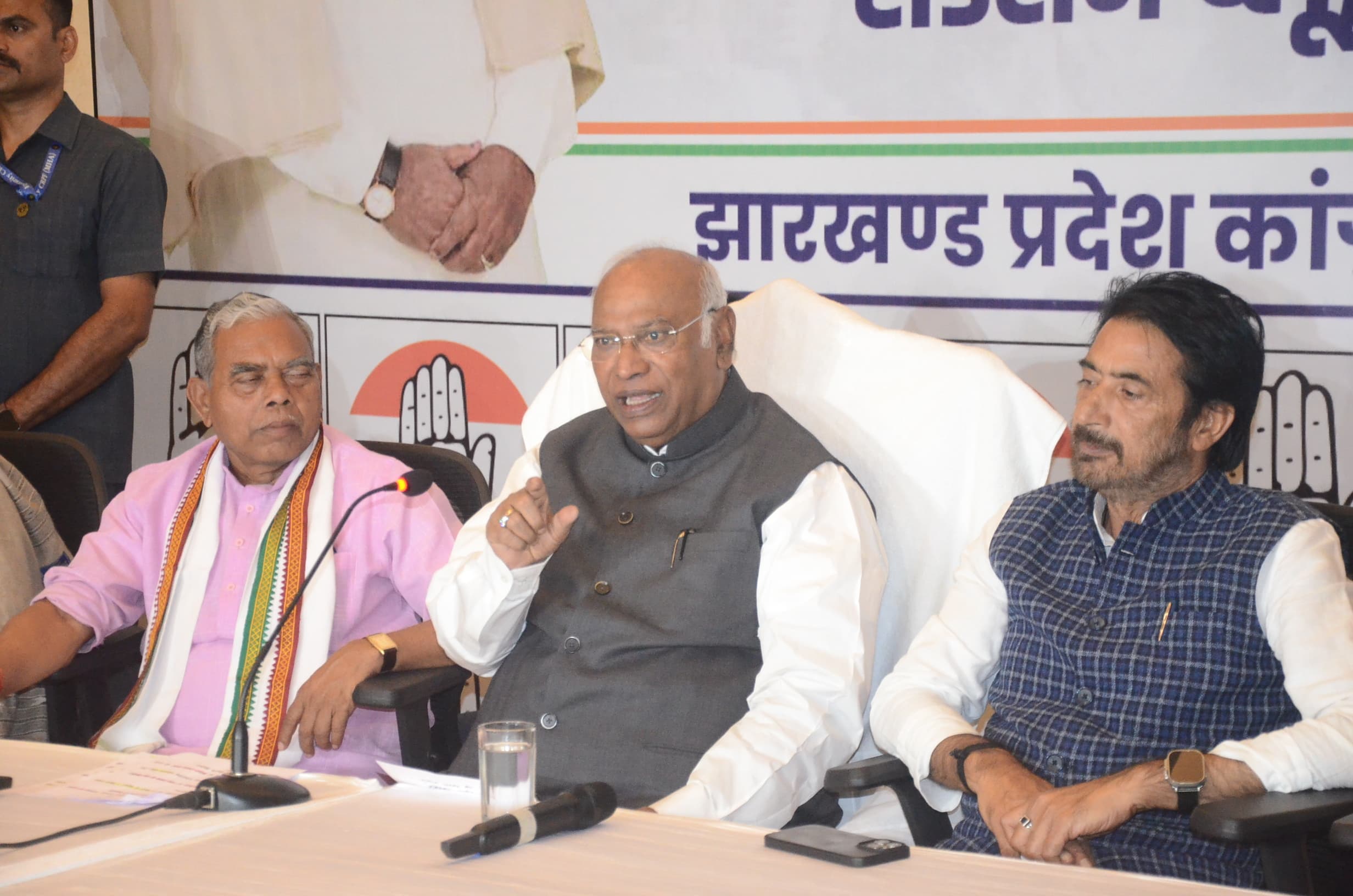 Ranchi news : देश को छोड़ केवल चुनाव की चिंता करते हैं पीएम : खरगे