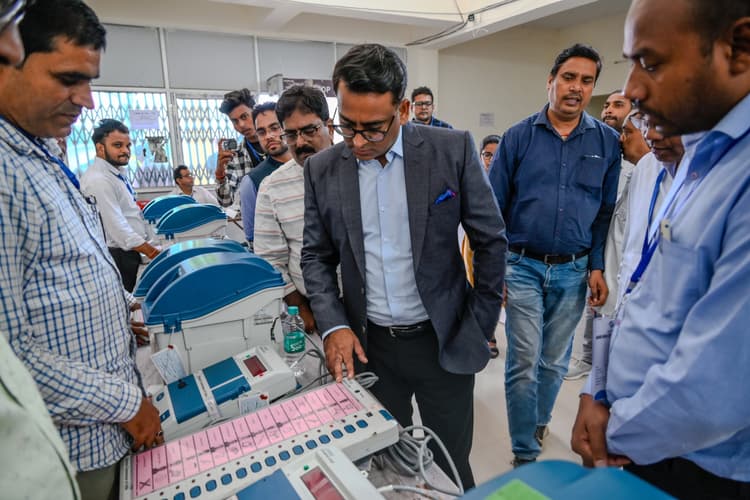 इवीएम व वीवीपैट मशीनों का किया गया मॉक-पोल