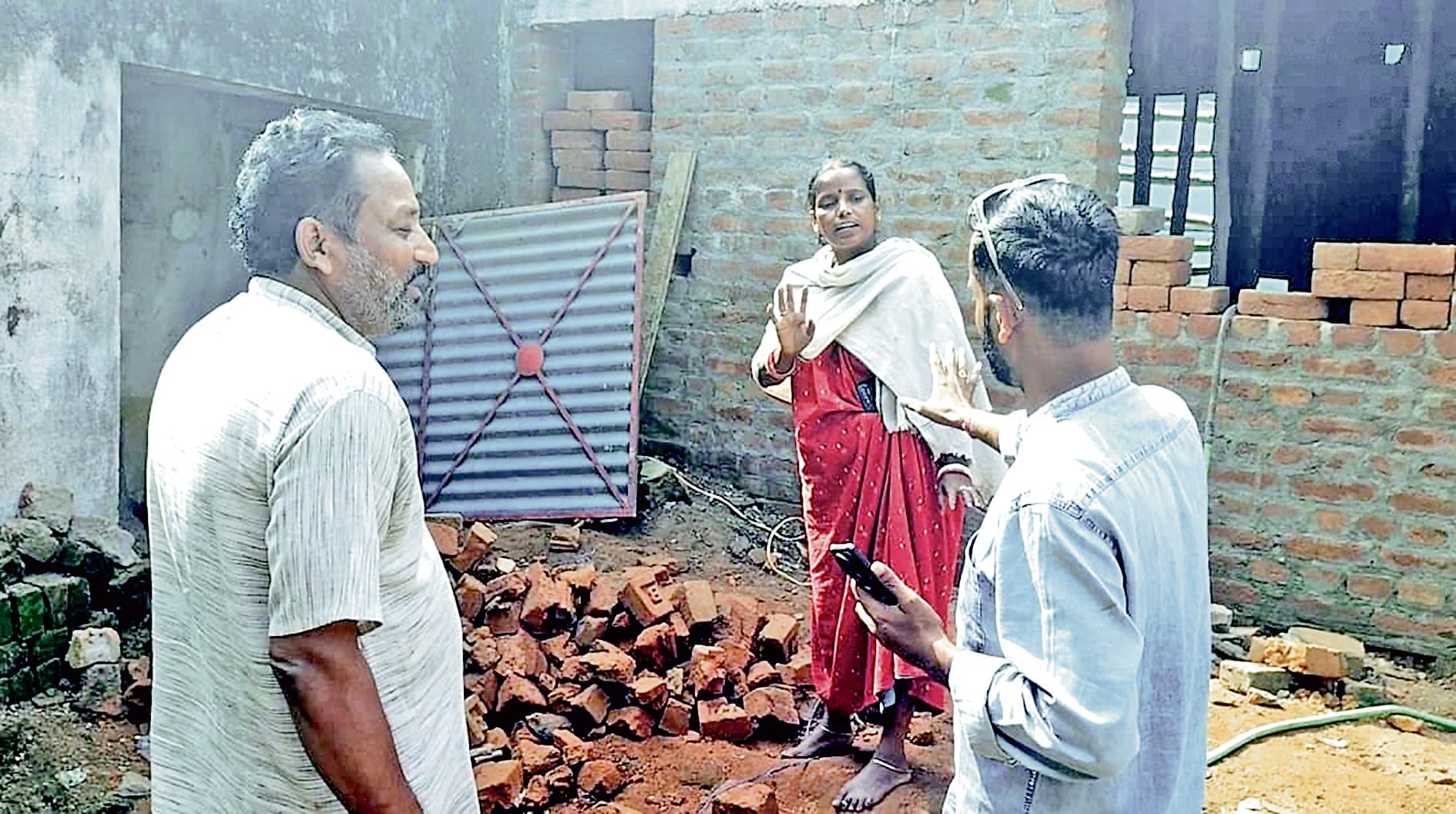 आंगनबाड़ी केंद्र की जमीन पर अवैध निर्माण का आरोप