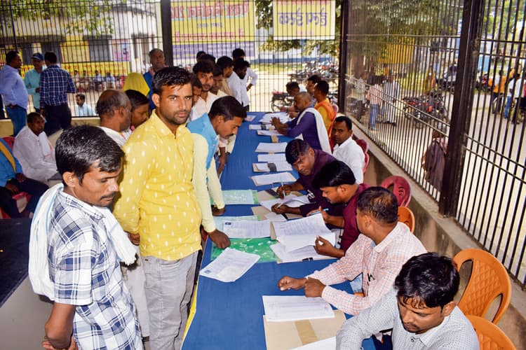 तीसरे चरण में पहले दिन 228 लोगों ने किया नामांकन