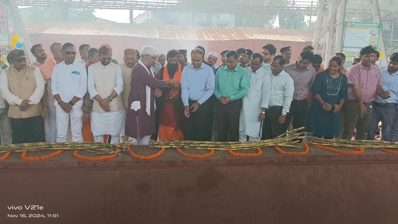 जिलाधिकारी ने किया चीनी मिल में गन्ना पेराई का शुभारंभ