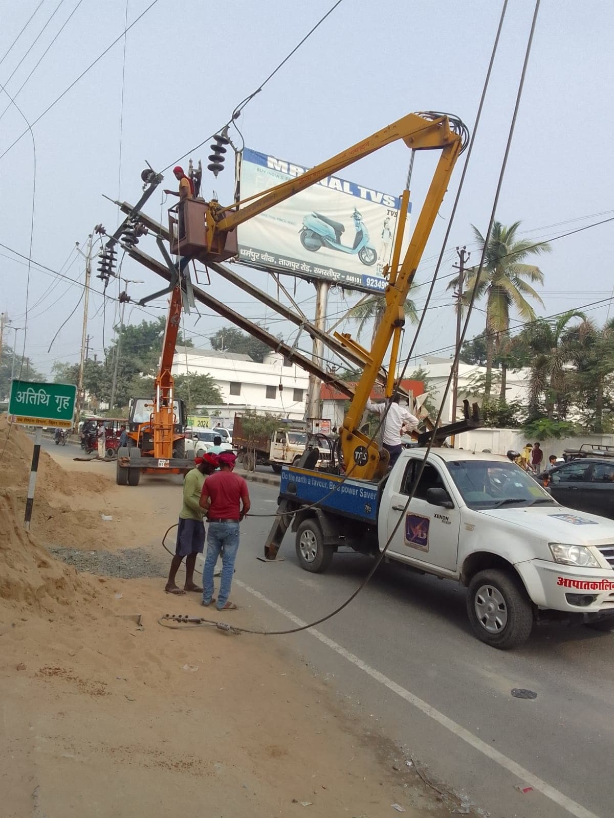 अनियंत्रित ट्रक ने बिजली पोल में मारी टक्कर, पोल समेत हाईटेंशन तार टूटा