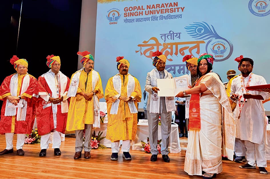 हमें अपनी संस्कृति व माटी से भी जुड़कर रहना चाहिए : कोविंद