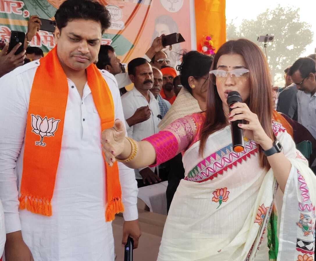 भोजपुरी स्टार अक्षरा सिंह ने भाजपा प्रत्याशी के पक्ष में किया रोड शो
