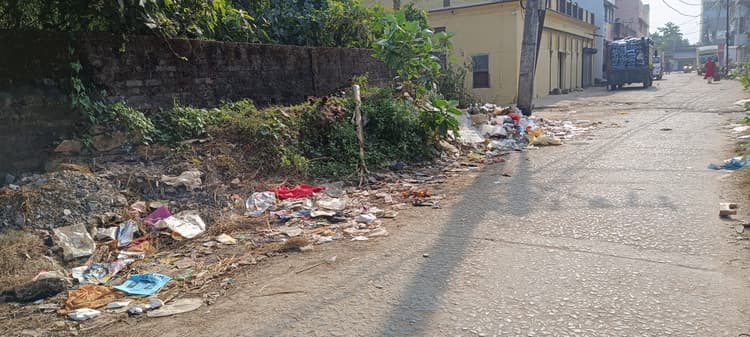 Ghatshila News : घाटशिला में सड़क पर फेंका जा रहा कचरा, बजबजा रहीं नालियां