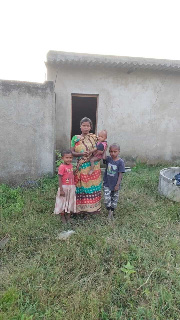 Ghatshila News : एजेंट ने आठ साल मजदूरी करा नहीं दिये रुपये, आधार व प्रमाण पत्र रख लिया, सबर की दुर्घटना में मौत, पत्नी व तीन बच्चे भीख मांगने को विवश