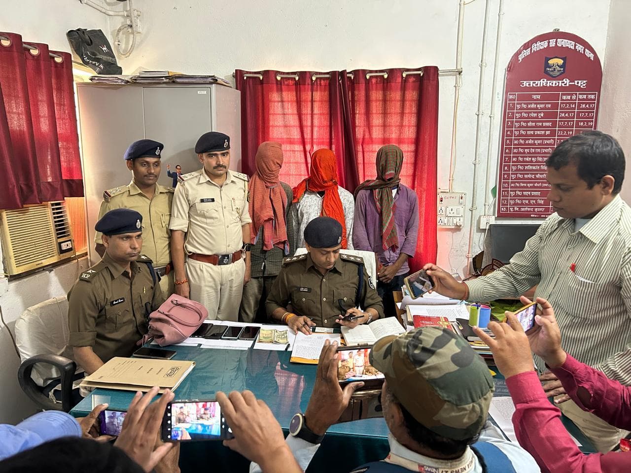 चोरी के सामानों के साथ दो चोर व जेवर खरीदने वाला दुकानदार गिरफ्तार