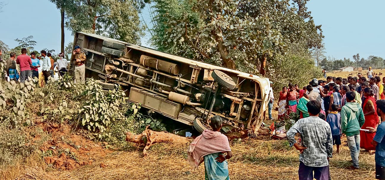 BOKARO NEWS : लुगुबुरु से लौट रही बस दुर्घटनाग्रस्त, एक की मौत, 40 घायल