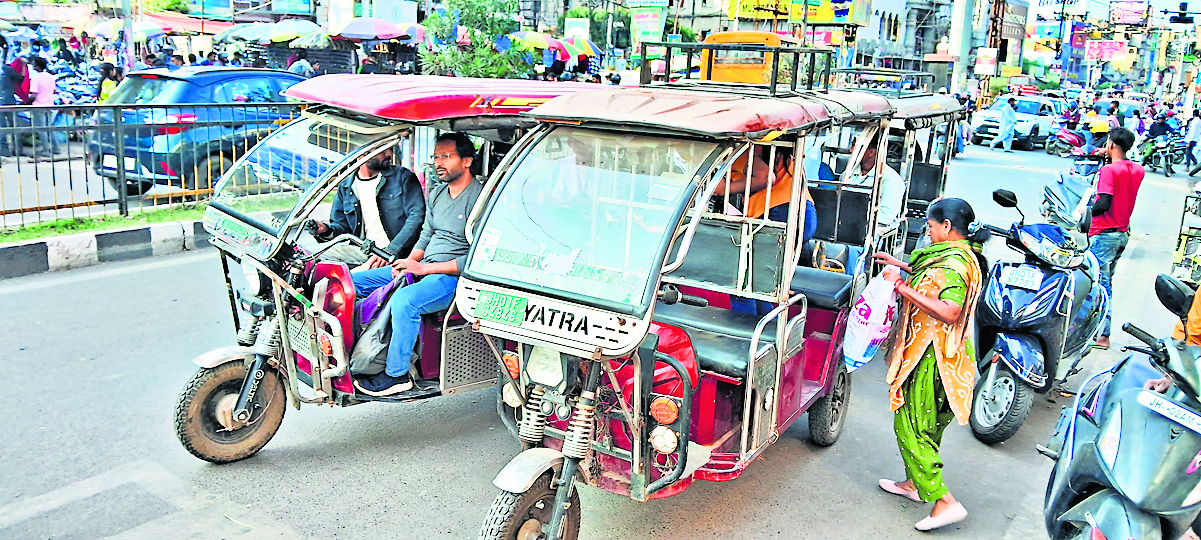 Ranchi News : ई-रिक्शा जहां-तहां बैठा रहे यात्री, ट्रैफिक व्यवस्था प्रभावित