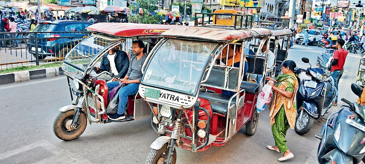 Ranchi News : ई-रिक्शा जहां-तहां बैठा रहे यात्री, ट्रैफिक व्यवस्था प्रभावित