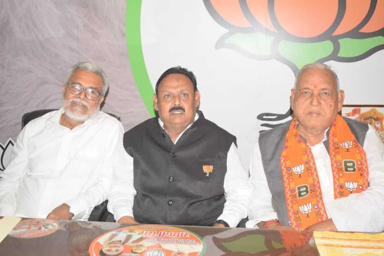 dhanbad news पूर्व मंत्री रामचंद्र चंद्रवंशी व कमलेश सिंह ने रागिनी के लिए मांगे वोट