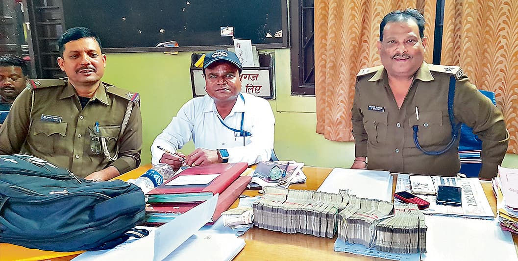 DHANBAD NEWS : धनबाद में एसयूवी से 14.25 लाख रुपये जब्त