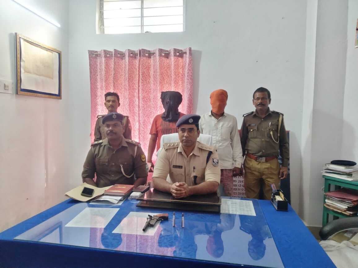 अपराध की योजना बनाते दो बदमाश चढ़ा पुलिस के हत्थे, हथियार व कारतूस बरामद