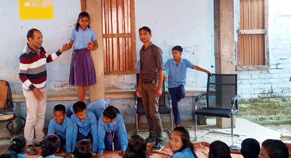 भनक की ओर से गांव के स्कूली बच्चों को सिखाए गये नाट्य कला के गुर