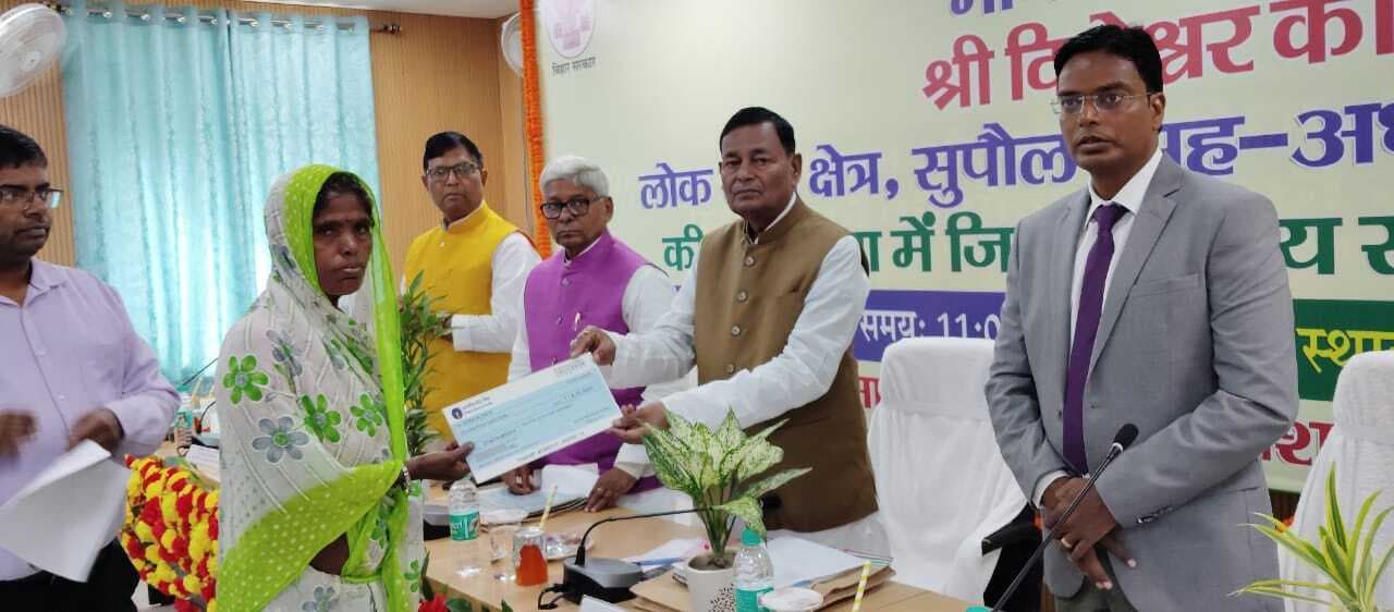20 आपदा पीड़ित आश्रितों के बीच चेक वितरित