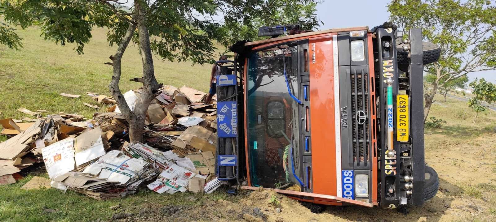 गट्टा लोड ट्रक पलटा, बाल-बाल बचा चालक व खलासी