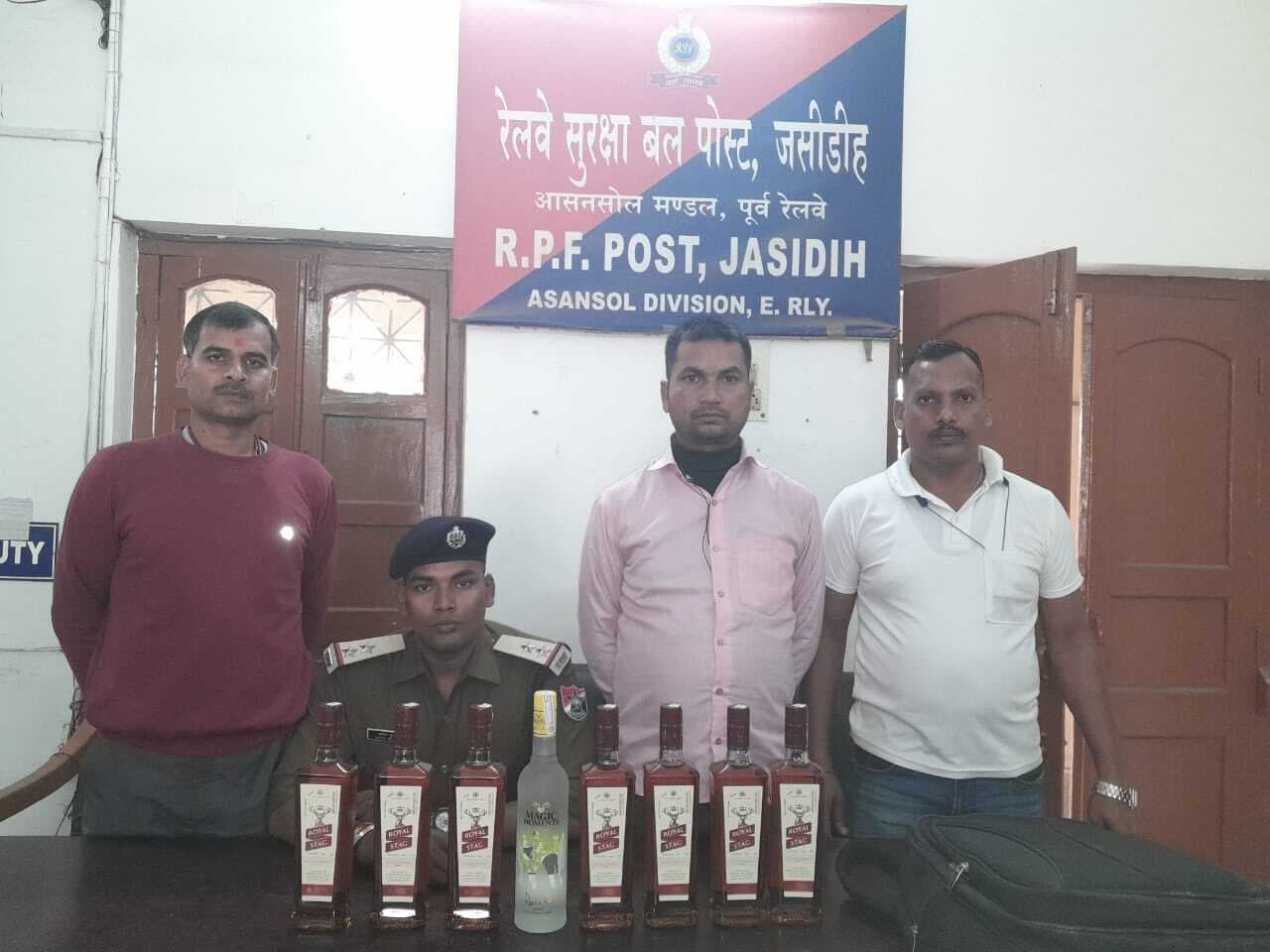 जसीडीह स्टेशन से शराब बरामद, युवक गिरफ्तार